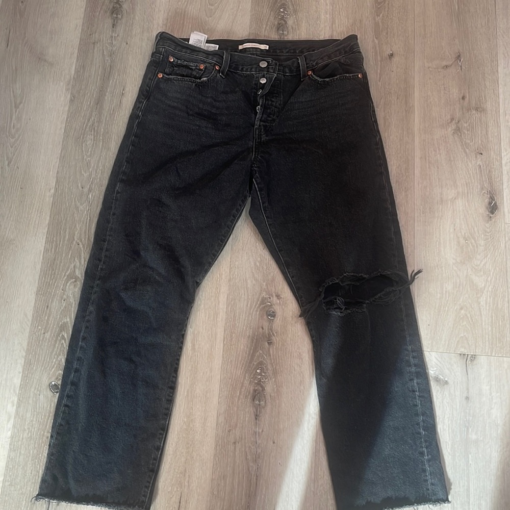 Levi’s wedgie straight. Size 32